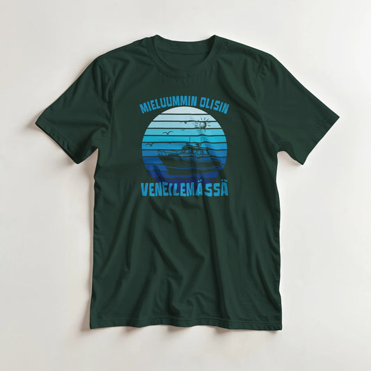 Mieluummin Olisin Veneilemässä v.3 - 3XL - 5XL T-paita – tuotekuva