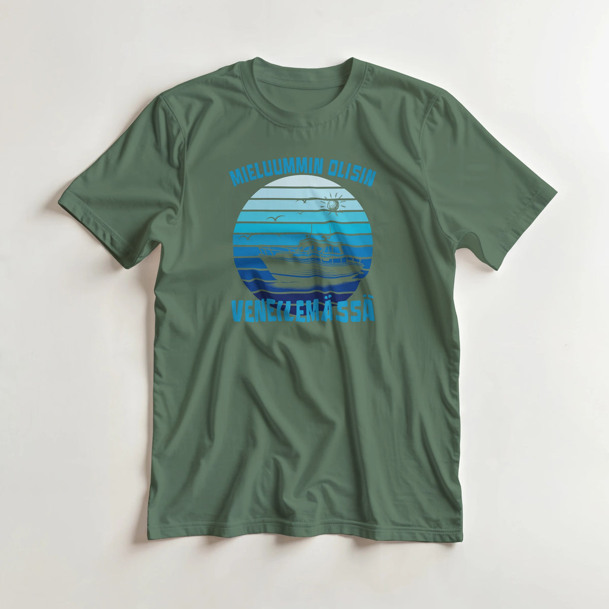 Mieluummin Olisin Veneilemässä v.3 - 3XL - 5XL T-paita – tuotekuva