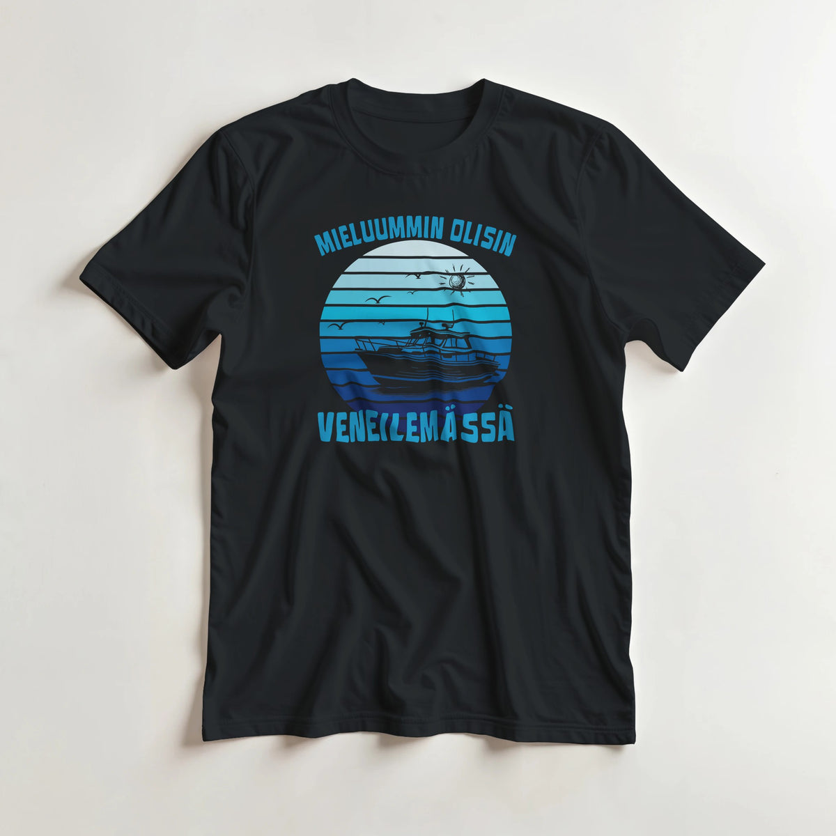 Mieluummin Olisin Veneilemässä v.3 - 3XL - 5XL T-paita – tuotekuva