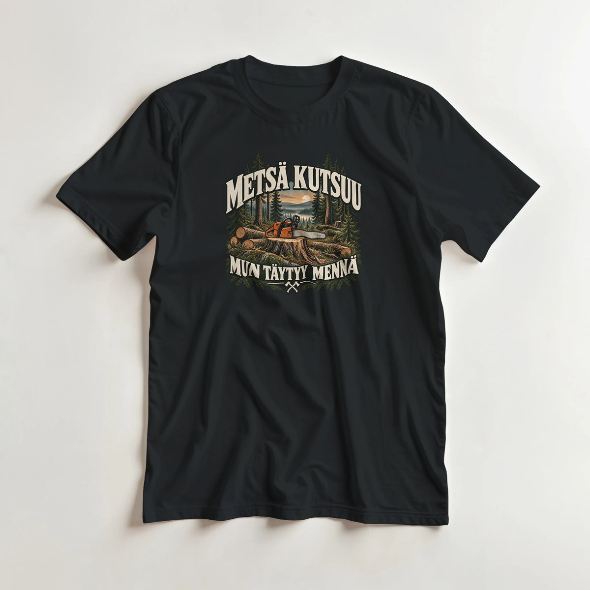 Metsä kutsuu Sahuria - 3XL - 5XL T-paita – tuotekuva