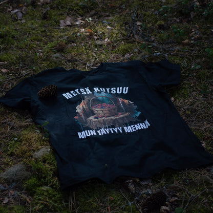 Musta Metsä kutsuu, mun täytyy mennä -t-paita marjakoriprintillä, aseteltuna metsämaahan.