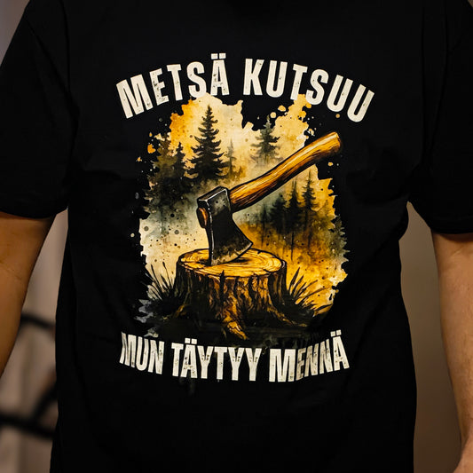 Musta Metsä kutsuu, mun täytyy mennä -miesten t-paita kirves- ja metsäprintillä, henkilön päällä.
