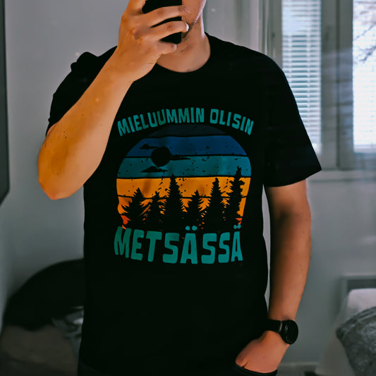 Musta Mieluummin olisin metsässä -miesten t-paita metsä- ja auringonlaskuprintillä, henkilön päällä.